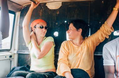 Beyaz beyaz ve siyah Afrika halkları bir kırsal kasabada hayattan zevk.