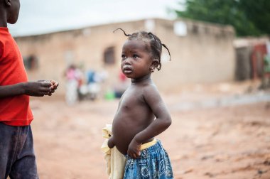 Kırsal bir bölgede yaşayan siyah Afrikalı çocuk