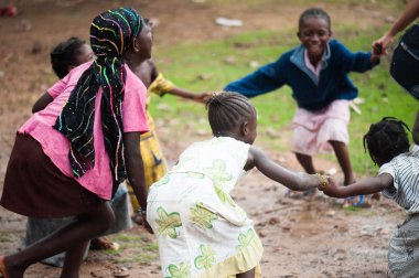 Beyaz beyaz ve siyah Afrika halkları bir kırsal kasabada hayattan zevk.