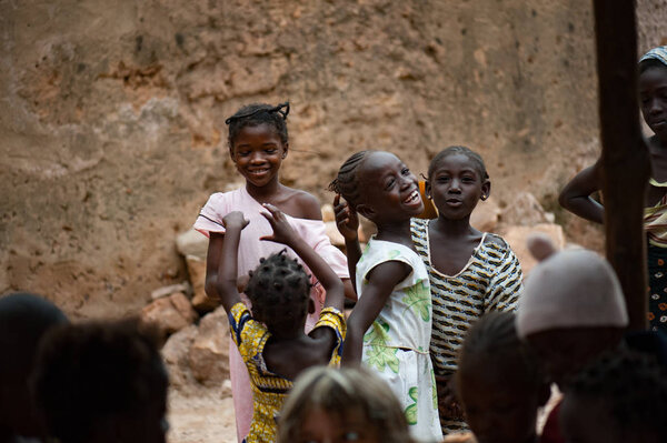 Чёрные африканские дети, живущие в сельской местности
