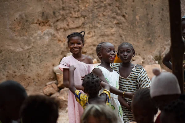 Kırsal bir bölgede yaşayan siyah Afrikalı çocuk