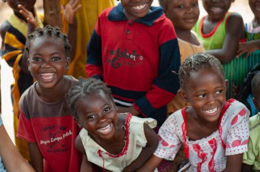 Kırsal bir bölgede yaşayan siyah Afrikalı çocuk