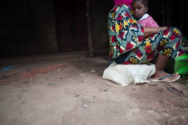 Kırsal bir bölgede yaşayan siyah Afrikalı çocuk