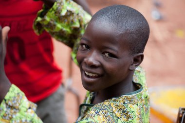 Kırsal bir bölgede yaşayan siyah Afrikalı çocuk