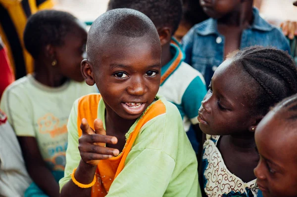 Beyaz beyaz ve siyah Afrika halkları bir kırsal kasabada hayattan zevk.