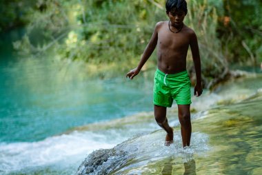 Latin çocuk nehre eğleniyor