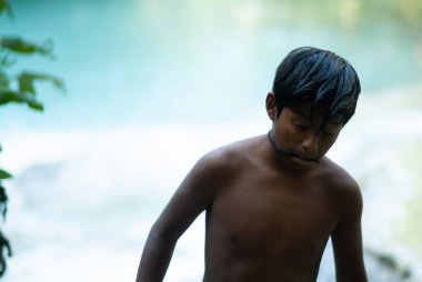 Latin çocuk nehre eğleniyor