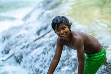 Latin çocuk nehre eğleniyor