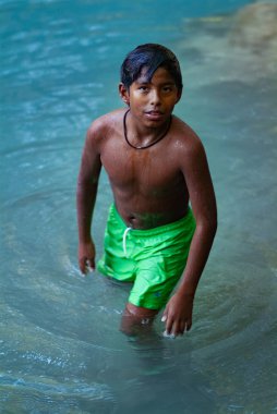 Latin çocuk nehre eğleniyor