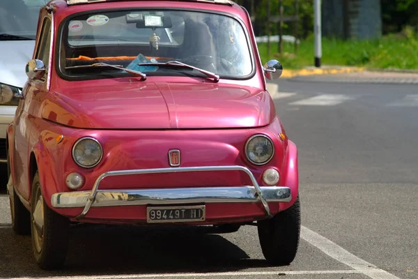 Fiat 500 eski model araba — Stok fotoğraf