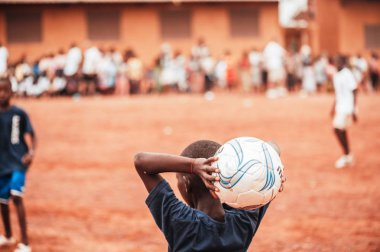 Siyah Afrika çocuklar, çocuklar ve yetişkinler futbol oynamak