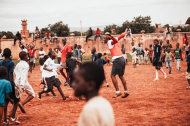 Siyah Afrika çocuklar, çocuklar ve yetişkinler futbol oynamak