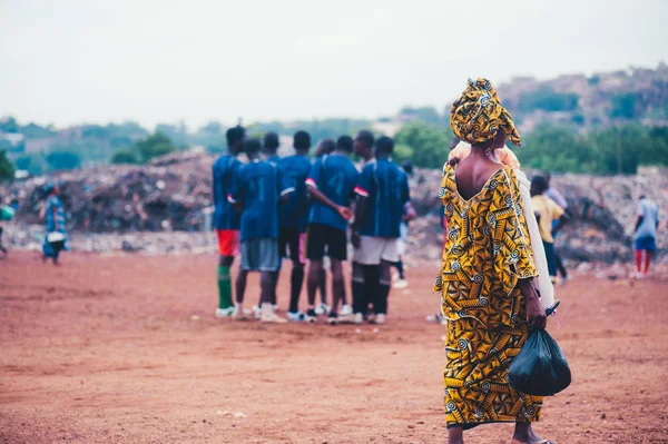 Svarta människor spelar fotboll i en lantlig by — Stockfoto