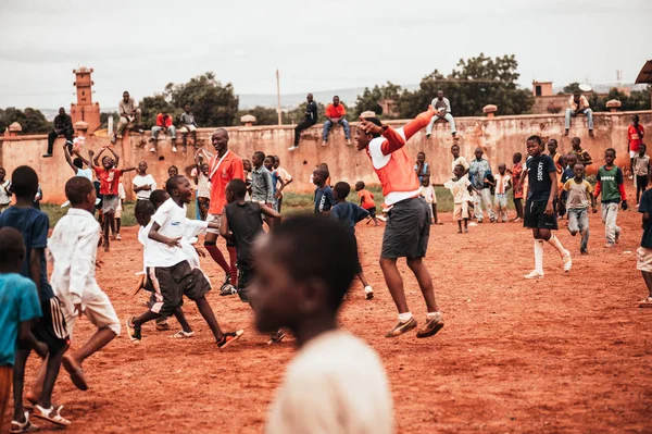 Siyah Afrika çocuklar, çocuklar ve yetişkinler futbol oynamak