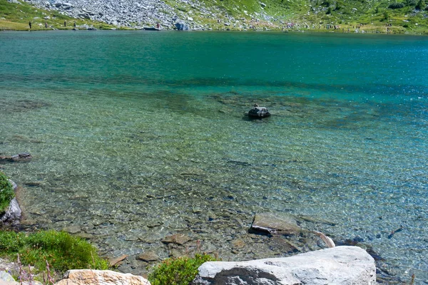 Arpy Lake. Valdigne. Valle dAosta. Alpes italianos — Foto de Stock