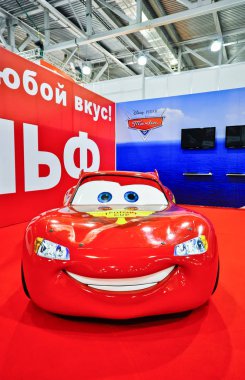 Rusya, Moskova, Merkezi'ne, 29 Ağustos - 9 Eylül 2012: arabalar animasyon film çizgi film şekil, şimşek Mcqueen 4 Moskova Uluslararası Otomobil salonu (Mias 2012)