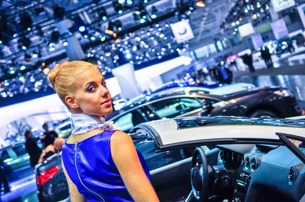 ロシア モスクワ エキスポ センター 2012 回モスクワ国際自動車サロン Mias 2012 でモーター ショーの女の子 — ストック写真