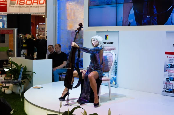 表現力豊かなチェロ奏者騎乗 Poliplast ブース Mosbuild 2013 展覧会 2013 モスクワ ロシア — ストック写真