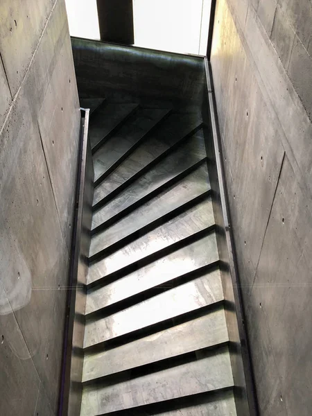 Modern Bir Binada Yüksek Teknoloji Metal Merdiven — Stok fotoğraf