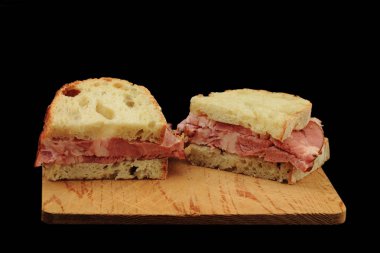 Sandviç rustik ülke ekmek slayt Füme domuz eti omuz ekmek, ahşap kesme tahtası üzerinde yarım kesim arasında öğle yemeği olabilir slaytlar beyazdan siyah adam üzerinde herhangi bir yemek kahvaltı ya da akşam yemeği snack