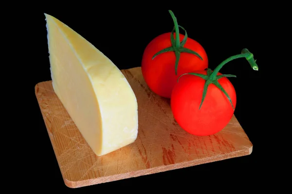 Pala Wedge Pyörän Savustettu Gouda Juusto Luonnonmukaisesti Viljelty Kaksi Tomaattia — kuvapankkivalokuva