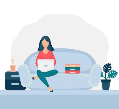 Evdeki koltukta oturan kız. Dizüstü bilgisayarı sandalyede olan kadın. Serbest çalışmak ya da konsept çalışmak. Kadın karakter, internette sohbet dizüstü bilgisayar kullanarak, sıcak çay ya da kahve içerek.