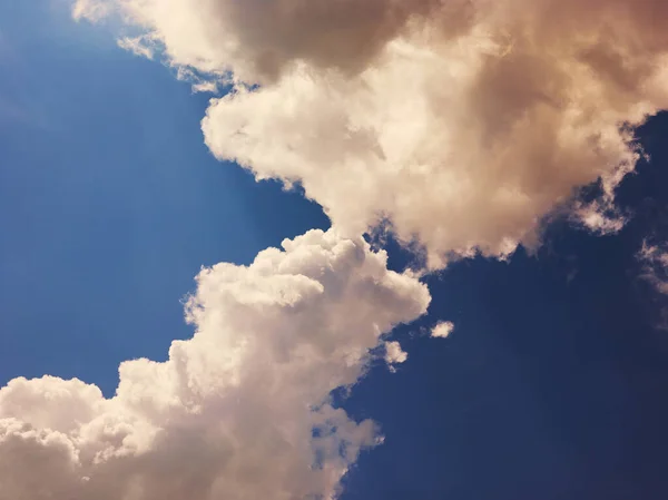 Καταπληκτικά Λευκά Σύννεφα Σκούρο Μπλε Ουρανό — Φωτογραφία Αρχείου