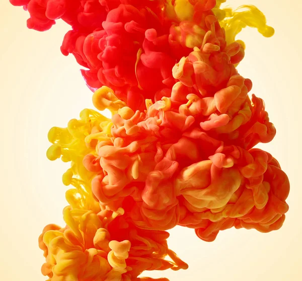 赤と黄色の抽象的なペイントスプラッシュ背景 — ストック写真