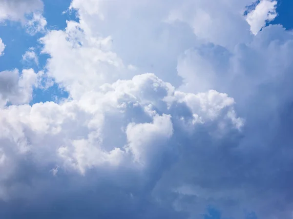 Grote Regenwolken Blauwe Lucht — Stockfoto