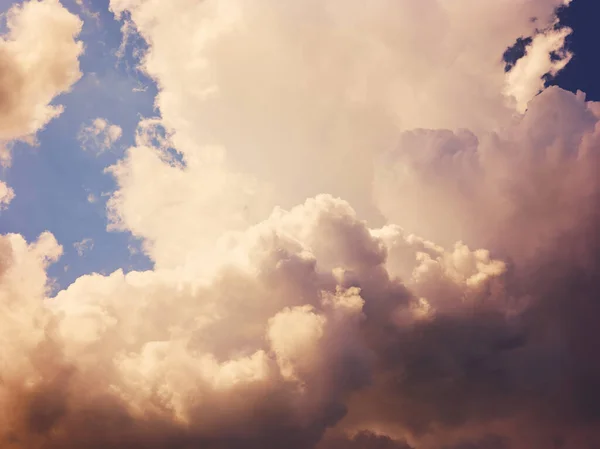 Καταιγίδα Σύννεφα Στον Γαλάζιο Ουρανό — Φωτογραφία Αρχείου