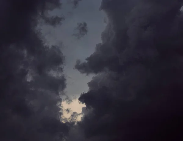 空の大きな灰色の嵐の雲 — ストック写真