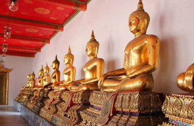 Altın Buda bir Asya tapınağında. Tayland 'da altın Buda heykelleri.