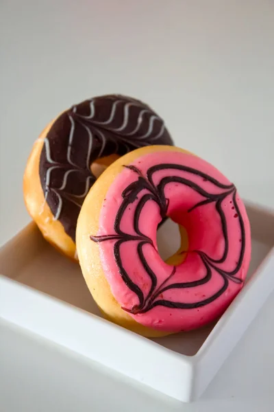 Twee Donuts Een Witte Doos Donuts Van Roze Chocolade — Stockfoto