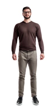 Genç bir adam rahat kıyafet standları elle beyaz zemin üzerine onun tarafında sakallı.