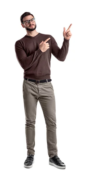 Um homem barbudo em roupas casuais inteligentes olha na frente da câmera e aponta para o lado com as mãos e os dedos indicadores . — Fotografia de Stock