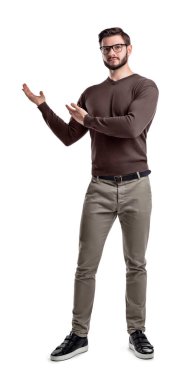 Gözlük rahat genç bir adam önünde bir şey ellerini yanında gösterilen süre görünüyor.