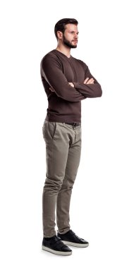 Standları önünde göğsüne katlanmış silah ile yarı açık görünümünde arıyorum Genç biri jumper ve kargo pantolon.