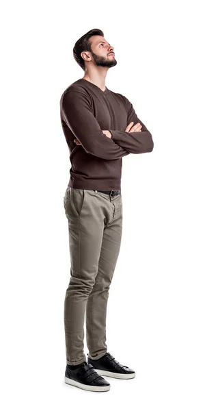 A bearded man in smart casual clothes stands in half-turn with arms folded and looks upwards. — Stock Photo, Image