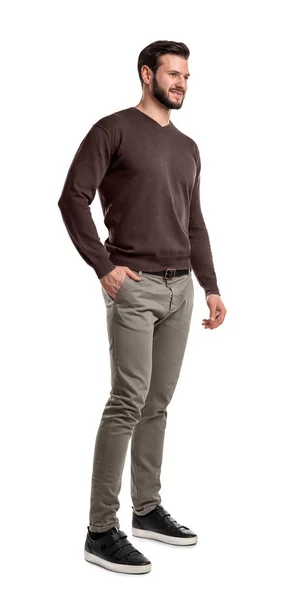 Молодой бородатый мужчина в повседневной одежде стоит, улыбаясь поворотом и держит одну руку в кармане . — стоковое фото