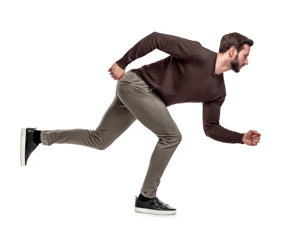 Um homem barbudo ajuste em camisola casual fica em uma posição de corrida baixa com apenas um pé no chão . — Fotografia de Stock