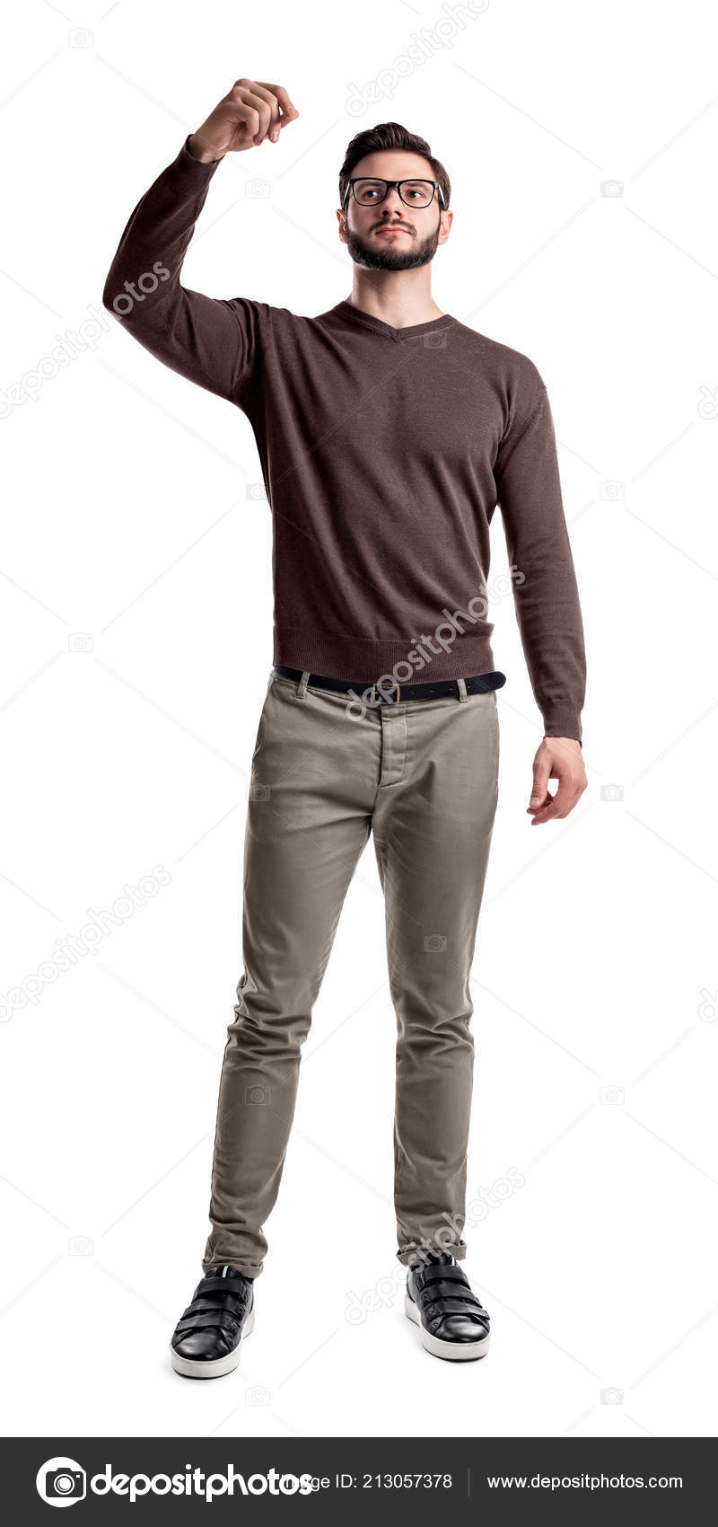 Un hombre barbudo con ropa casual inteligente se ve de lado con los brazos cruzados en el pecho Foto de stock 213057378 gearstd