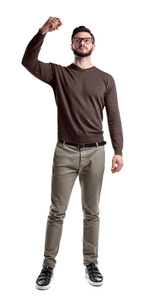 Ένας γενειοφόρος άνδρας στην smart casual ρούχα αναζητά πλευρά με τα χέρια διπλωμένα στο στήθος του. — Φωτογραφία Αρχείου