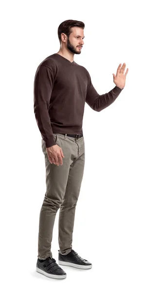 Молодой бородатый человек с боковым видом стоит с одной рукой вверх и держит ладонь к передней . — стоковое фото