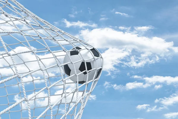 3d renderização de uma bola de futebol capturado em uma rede branca a partir dos portões em um fundo céu . — Fotografia de Stock