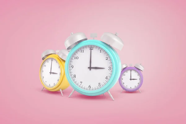 3d representación de tres relojes de alarma de color pastel retro de pie uno junto al otro sobre un fondo rosa . — Foto de Stock