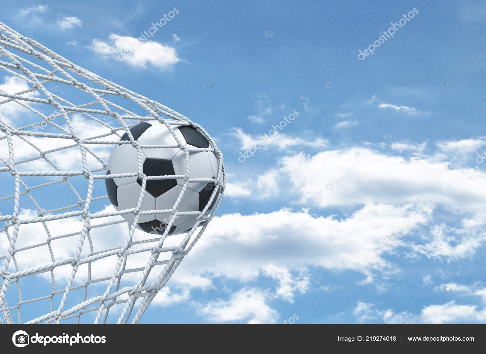 バック グラウンドで曇り空が付いているゲートからネットを引き裂くことができないサッカー ボールの 3 D レンダリング ストック写真 C Gearstd
