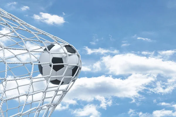 3d renderização de uma bola de futebol incapaz de rasgar a rede dos portões com céu nublado no fundo . — Fotografia de Stock