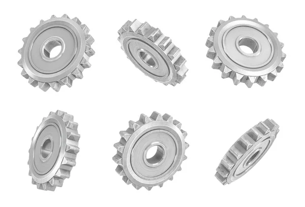 Representación 3d de varios engranajes de espolón de metal que cuelgan en diferentes ángulos sobre un fondo blanco . —  Fotos de Stock