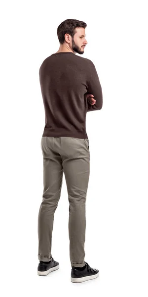 Un uomo barbuto adulto in maglione casual si trova in una vista posteriore a metà girato per guardare dietro la spalla . — Foto Stock