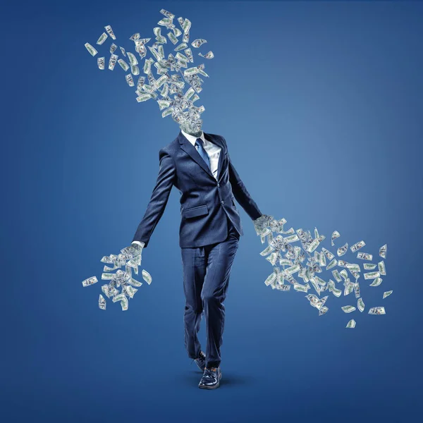 Een zakenman loopt met zijn hoofd en handen omgezet in geld rekeningen die wegvliegen. — Stockfoto